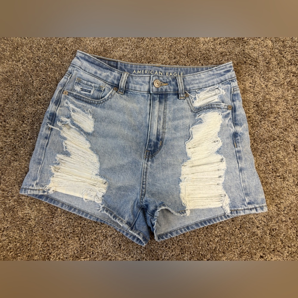 AMERICAN EAGLE Outfitters distressed jean shorts  Sz 2